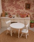 Table ronde miniature avec ses 2 chaises blanches