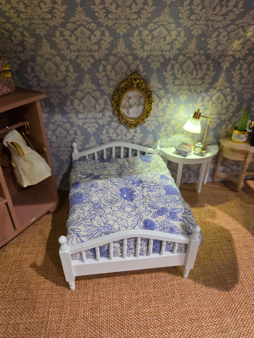 Lit double miniature en bois blanc matelas bleu– Maison de poupée / Souris