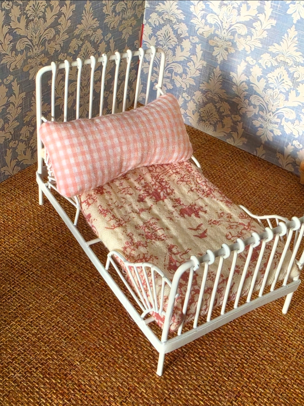 Coussin en vichy rose miniature pour maison de poupée