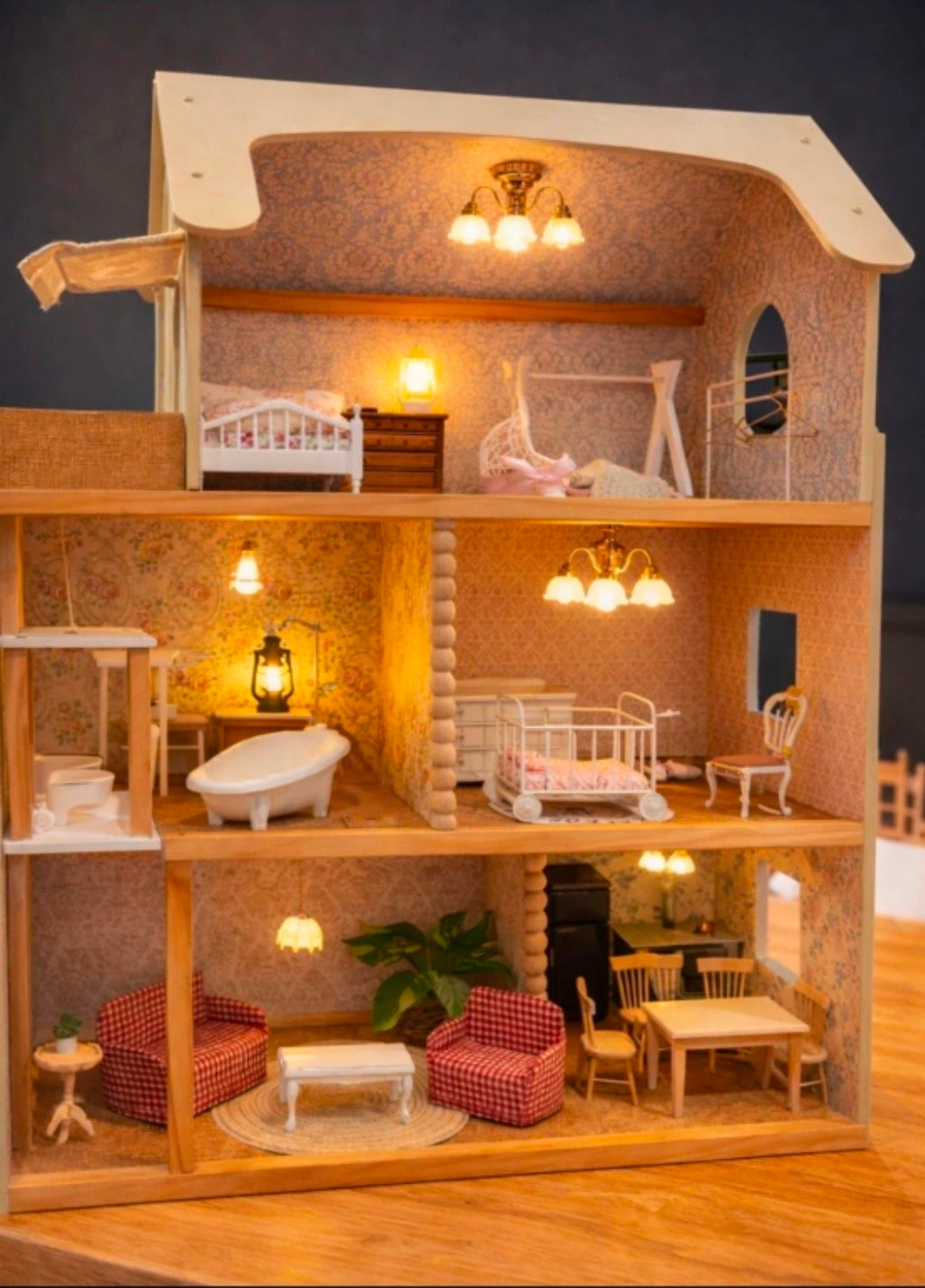 Maison de poupée rénovée & personnalisée