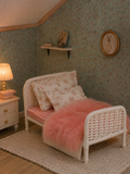 Lit double type osier et sa literie rose fluffy