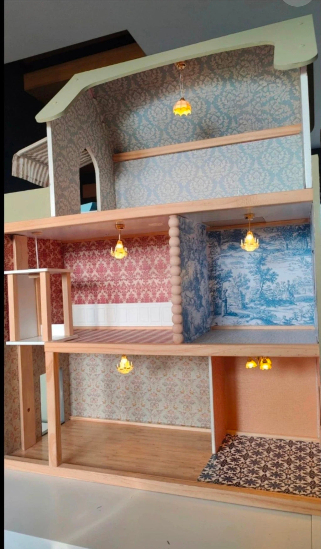 Maison de poupée rénovée & personnalisée