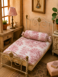 Couette miniature rouge Toile de Jouy & traversin assorti – Échelle 1/12