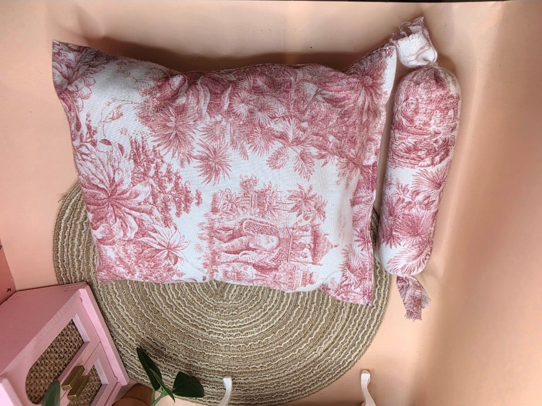 Couette miniature rouge Toile de Jouy & traversin assorti – Échelle 1/12