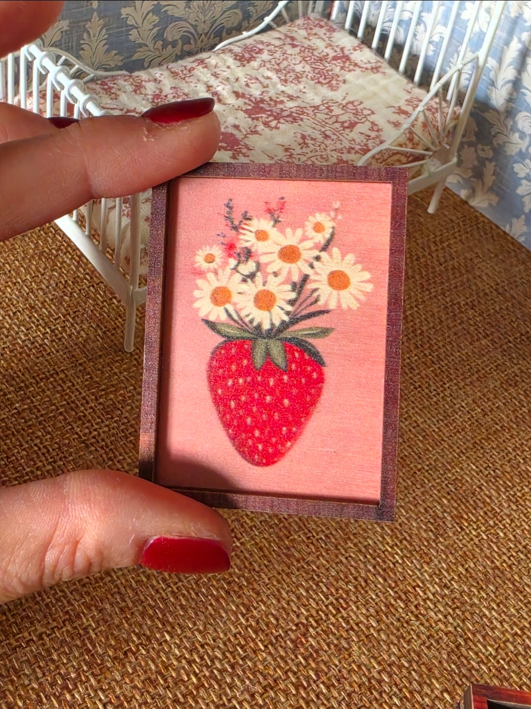 Tableau/cadre Fraise et marguerites pour maison de poupée échelle 1/12eme