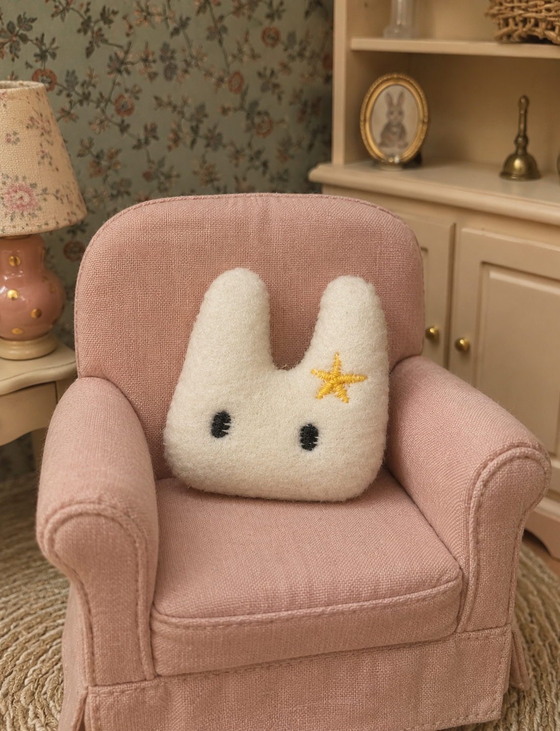 Coussin lapin miniature pour maison de poupée échelle 1/12ème