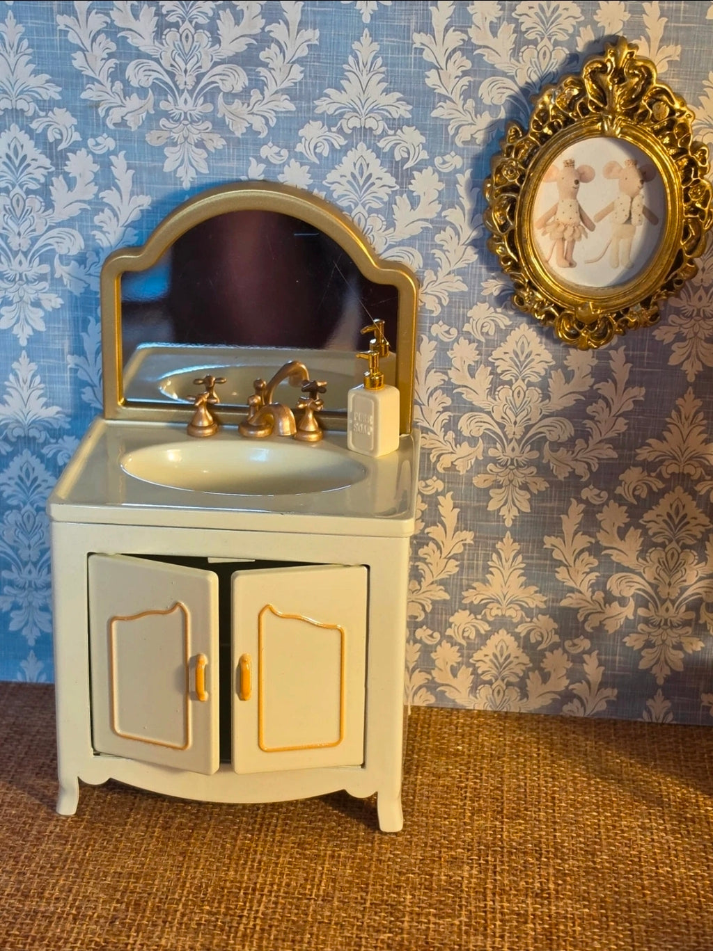 Meuble vasque en métal avec miroir
