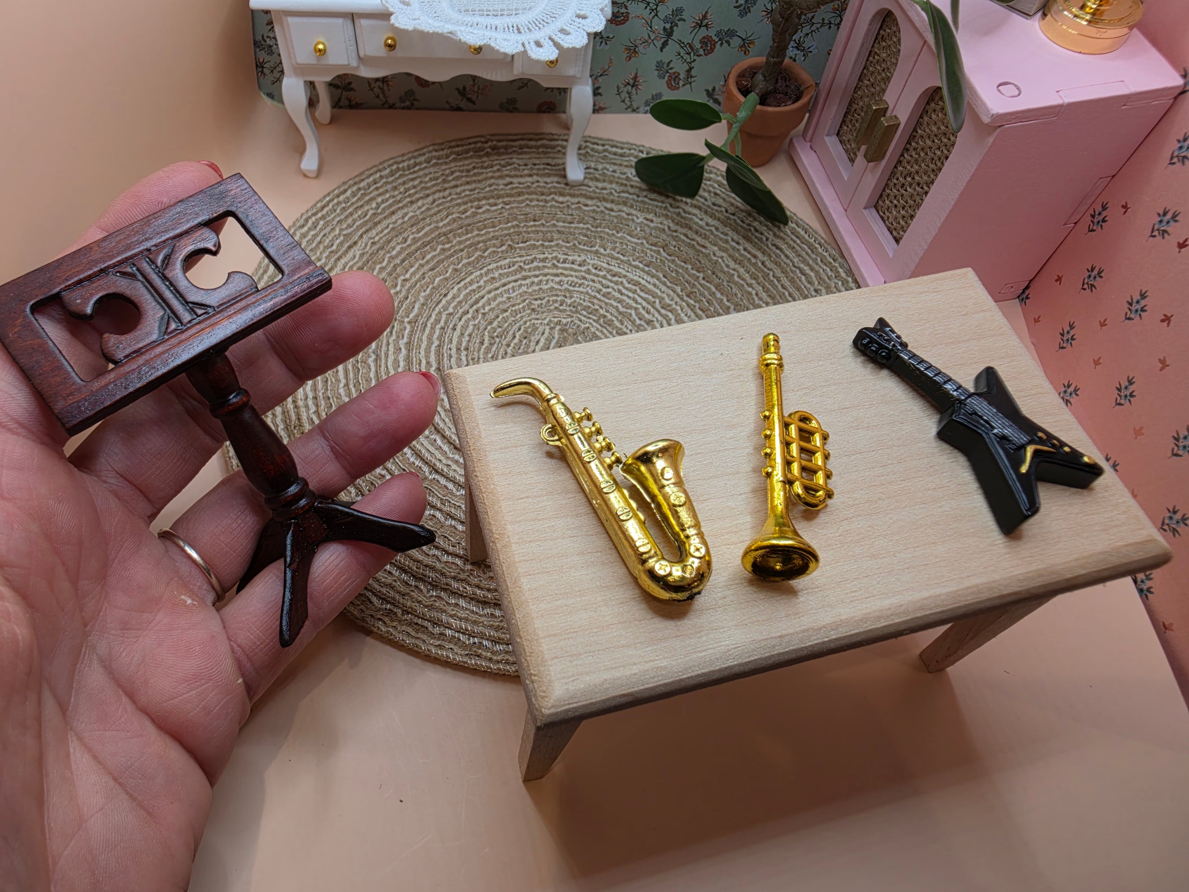 Instruments de musique et pupitre en bois