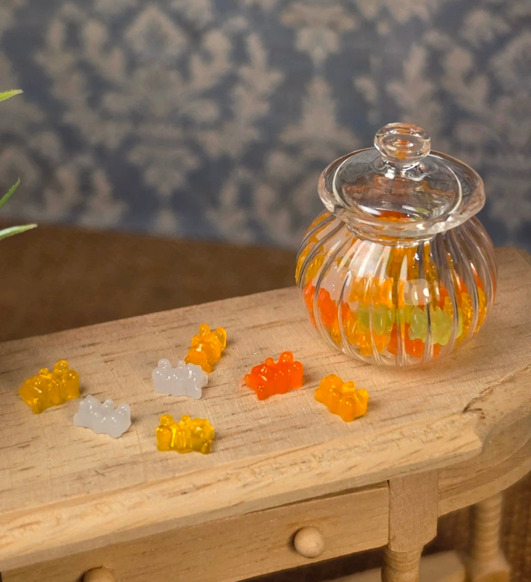 Bonbonnière en verre ronde et ses oursons miniature pour maison de poupée