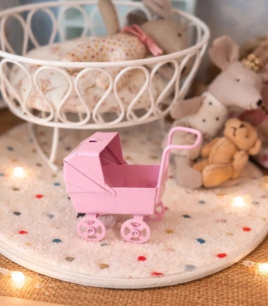 Petite poussette métallique