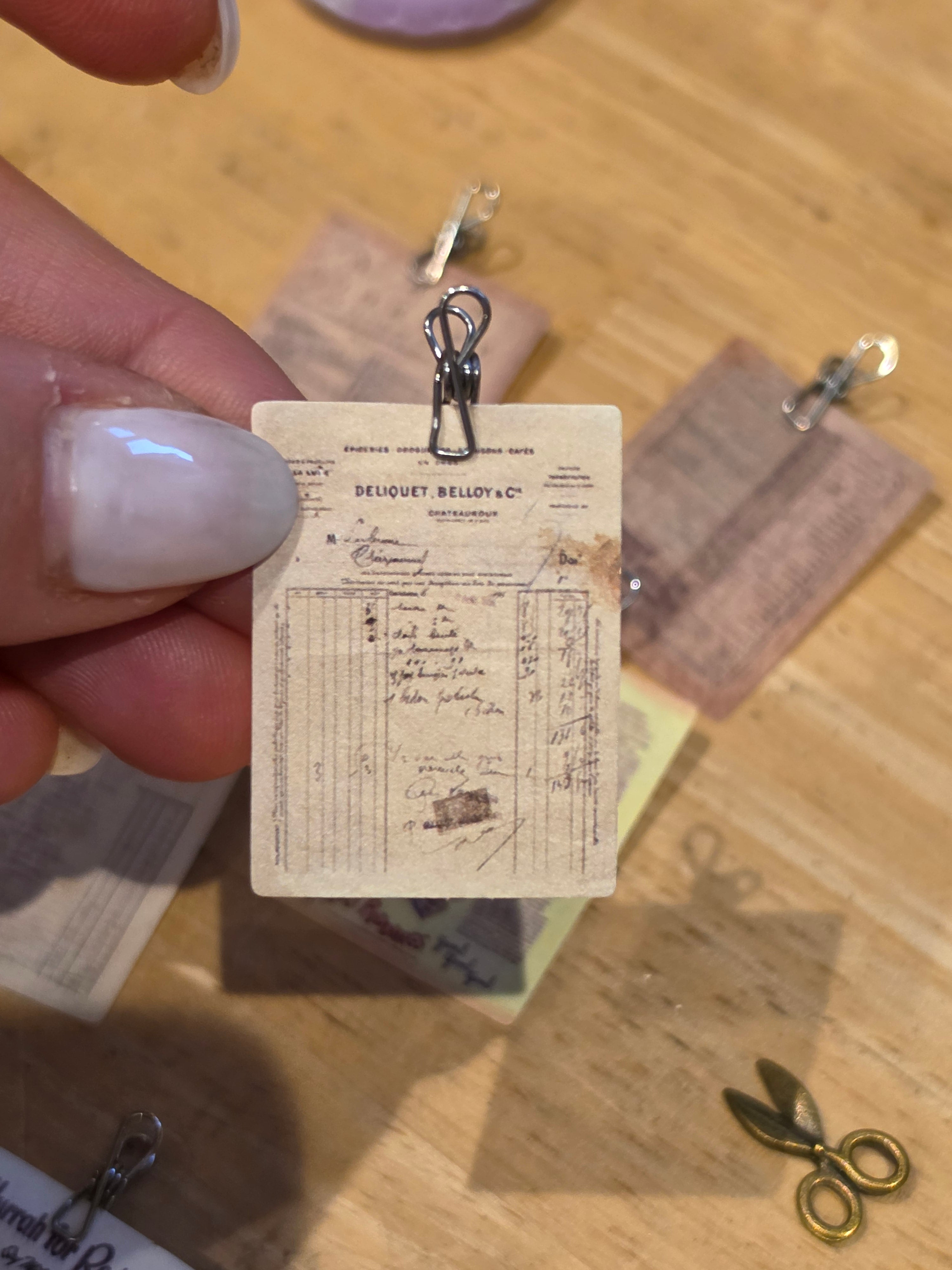 Mini facture vintage avec pince – Miniature maison de poupée 1/12