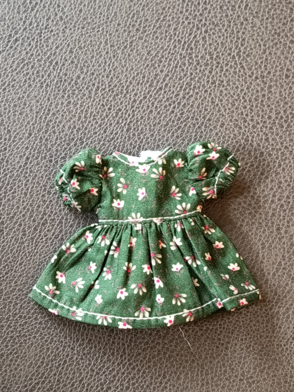 Robe verte fleurie pour petite soeur souris