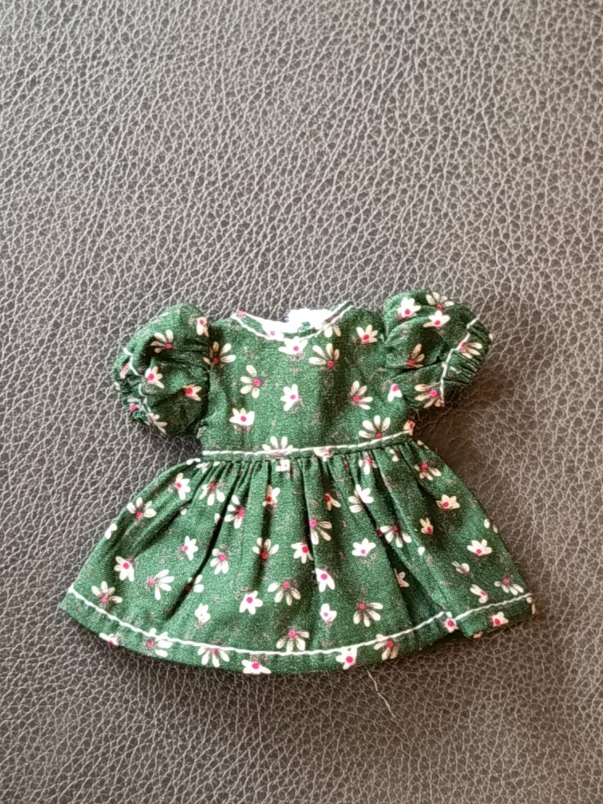 Robe verte fleurie pour petite soeur souris