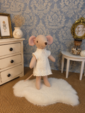 Souris en robe blanche crochet