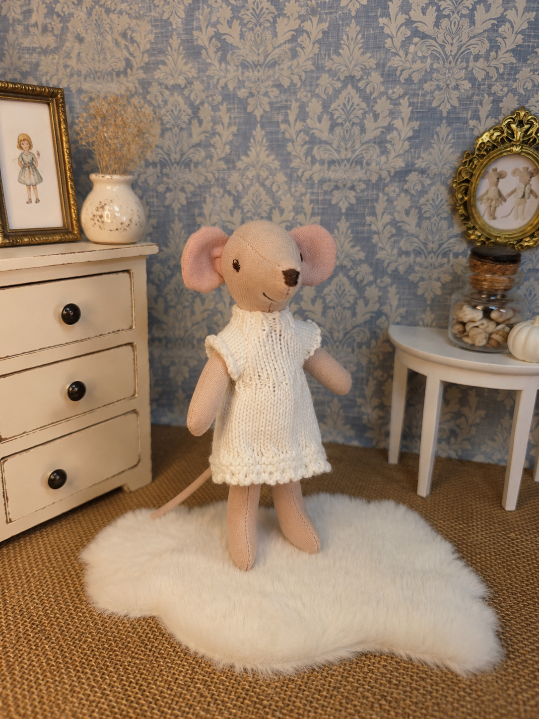 Souris en robe blanche crochet