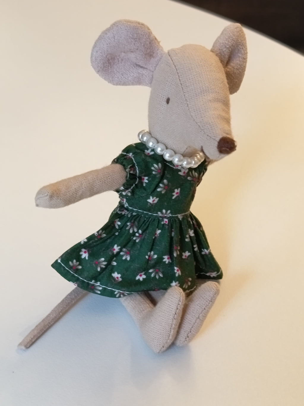 Robe verte fleurie pour petite soeur souris