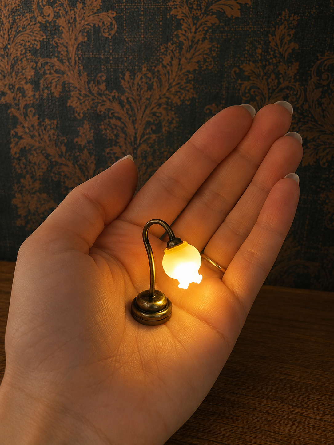Lampe de chevet fleur en métal chromé
