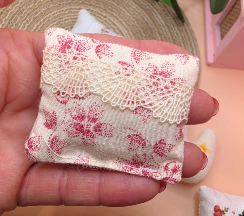 Coussi fleuri en tissu dentelle miniature pour maison de poupée