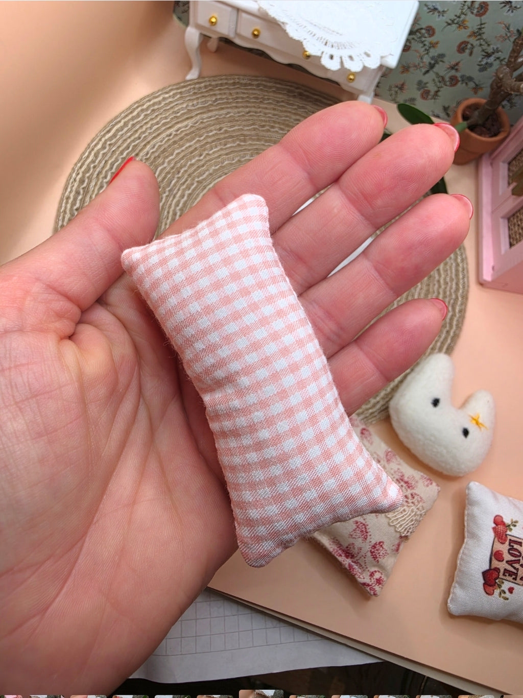 Coussin en vichy rose miniature pour maison de poupée