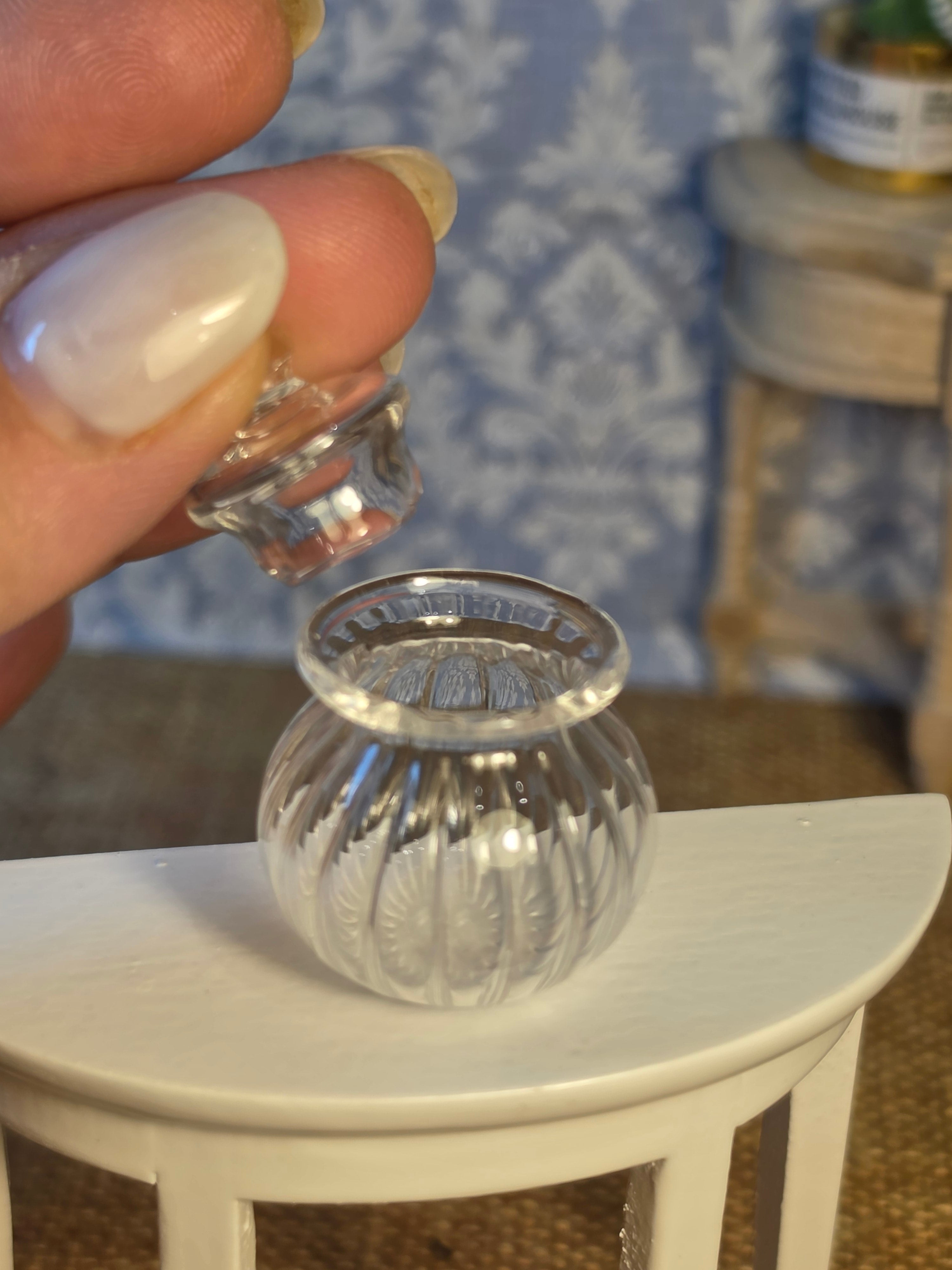 Bonbonnière en verre ronde et ses oursons miniature pour maison de poupée