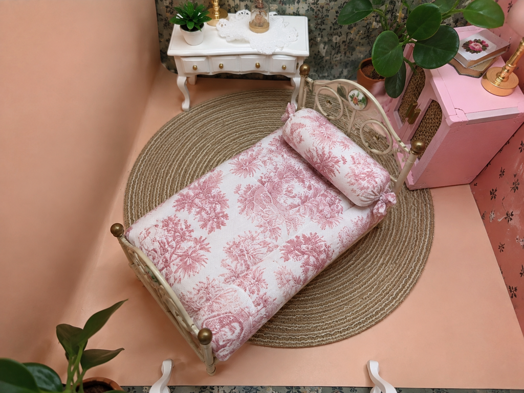 Couette miniature rouge Toile de Jouy & traversin assorti – Échelle 1/12
