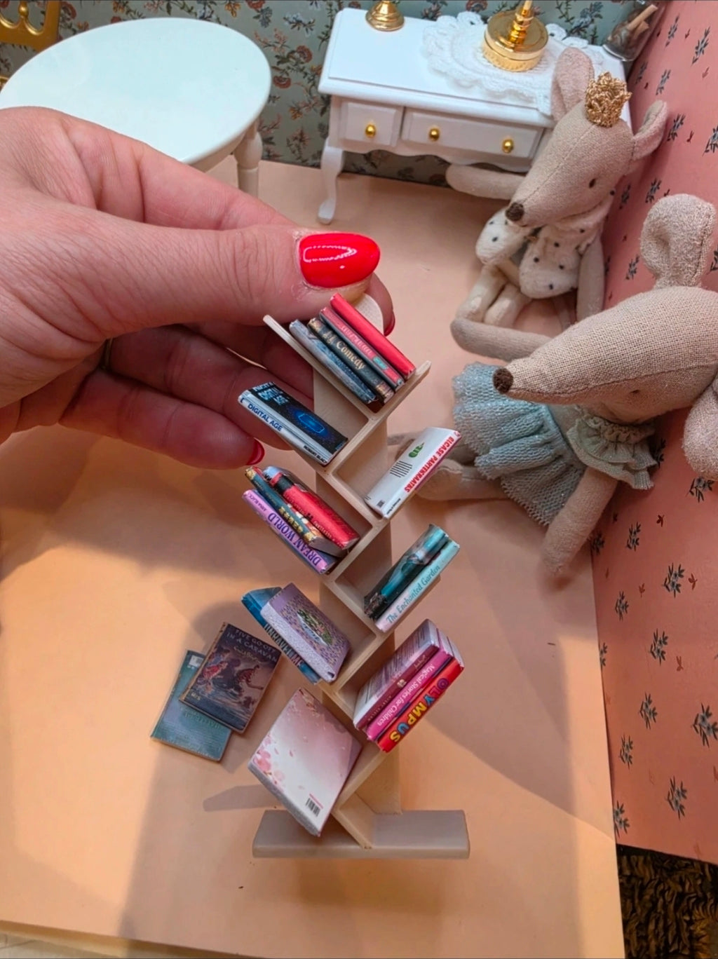Porte livres/étagères garnie de livres miniature pour maison de poupée miniature, échelle 1/12ème