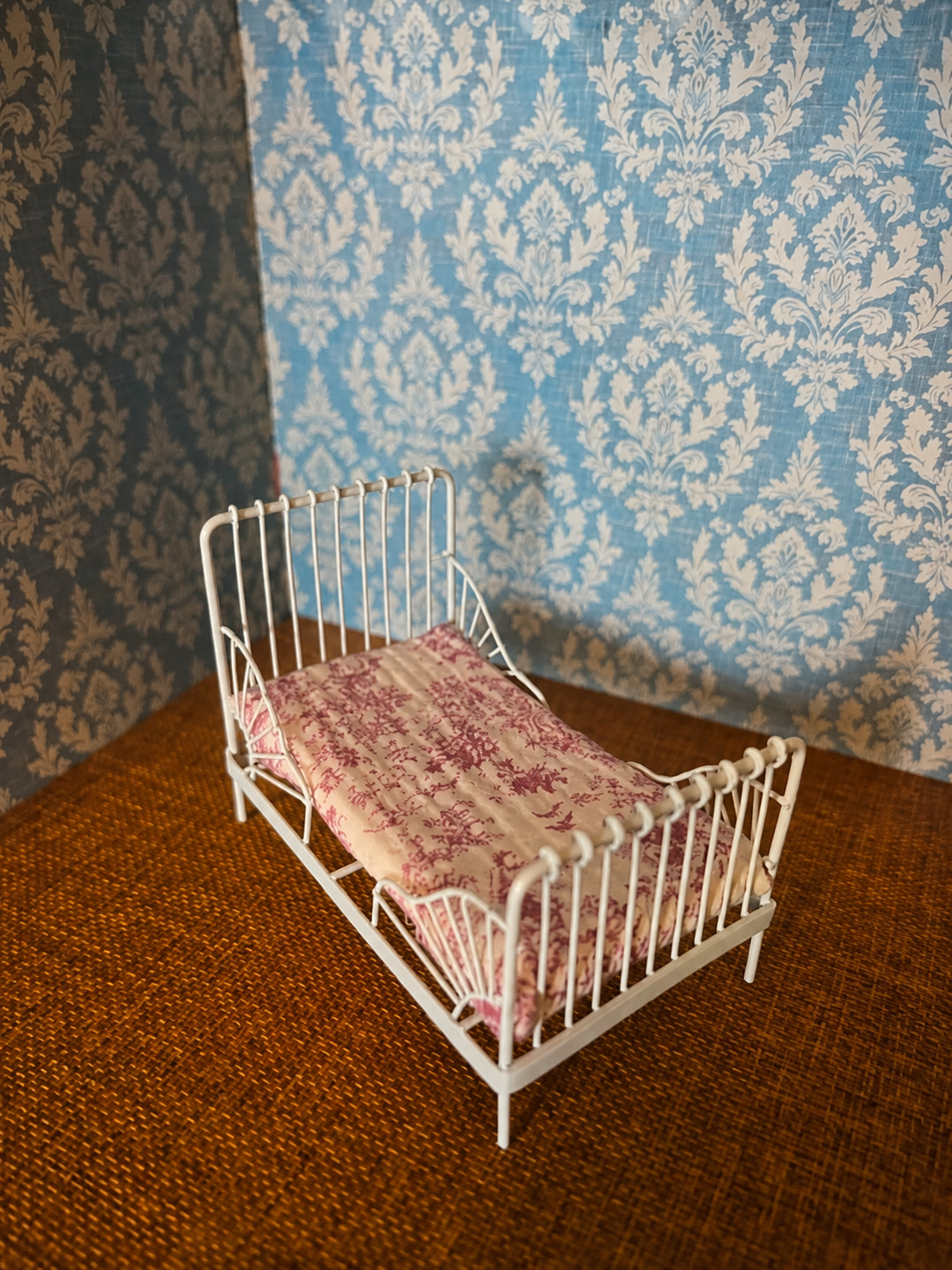 Lit simple métallique et literie toile de jouy