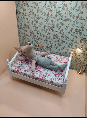 Lit double en bois avec matelas et traversin