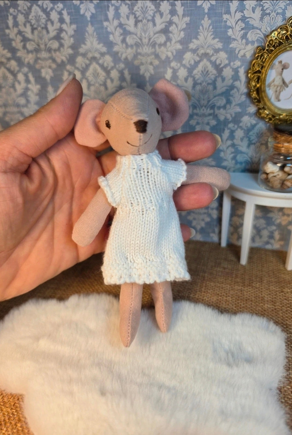 Souris en robe blanche crochet