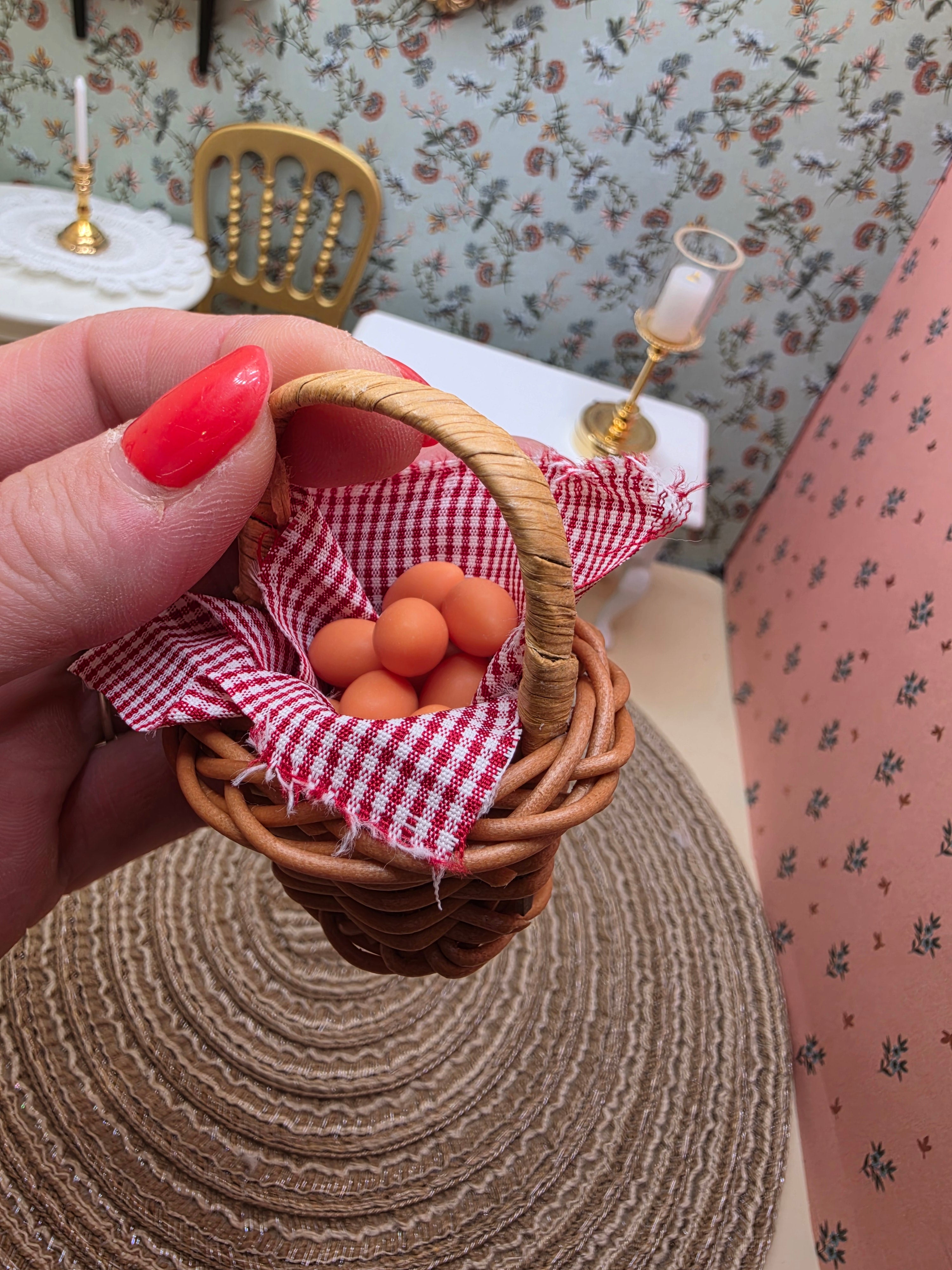 Petit panier en osier garni d'oeufs