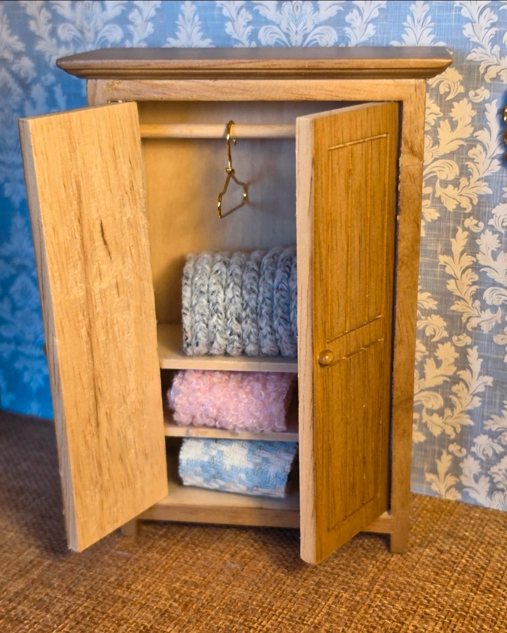 Armoire en bois deux portes avec tringle