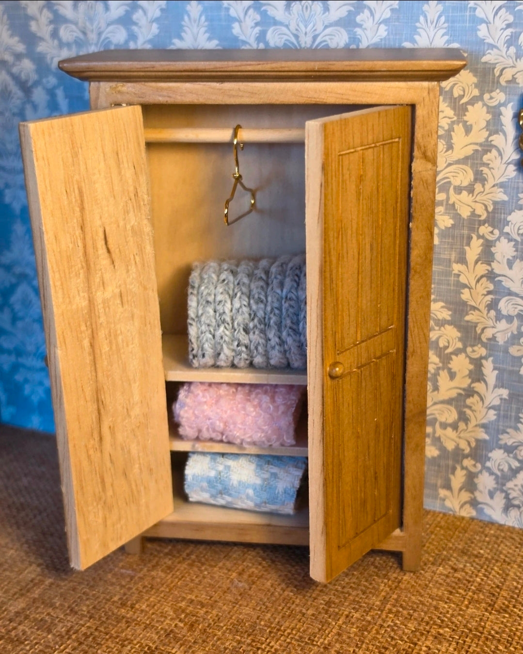 Armoire en bois deux portes avec tringle