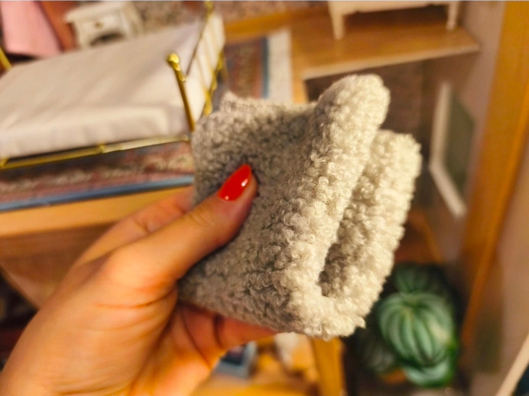 Plaid miniature en pilou tout doux 🤍🐭pour maison de poupée 15x15cm environ