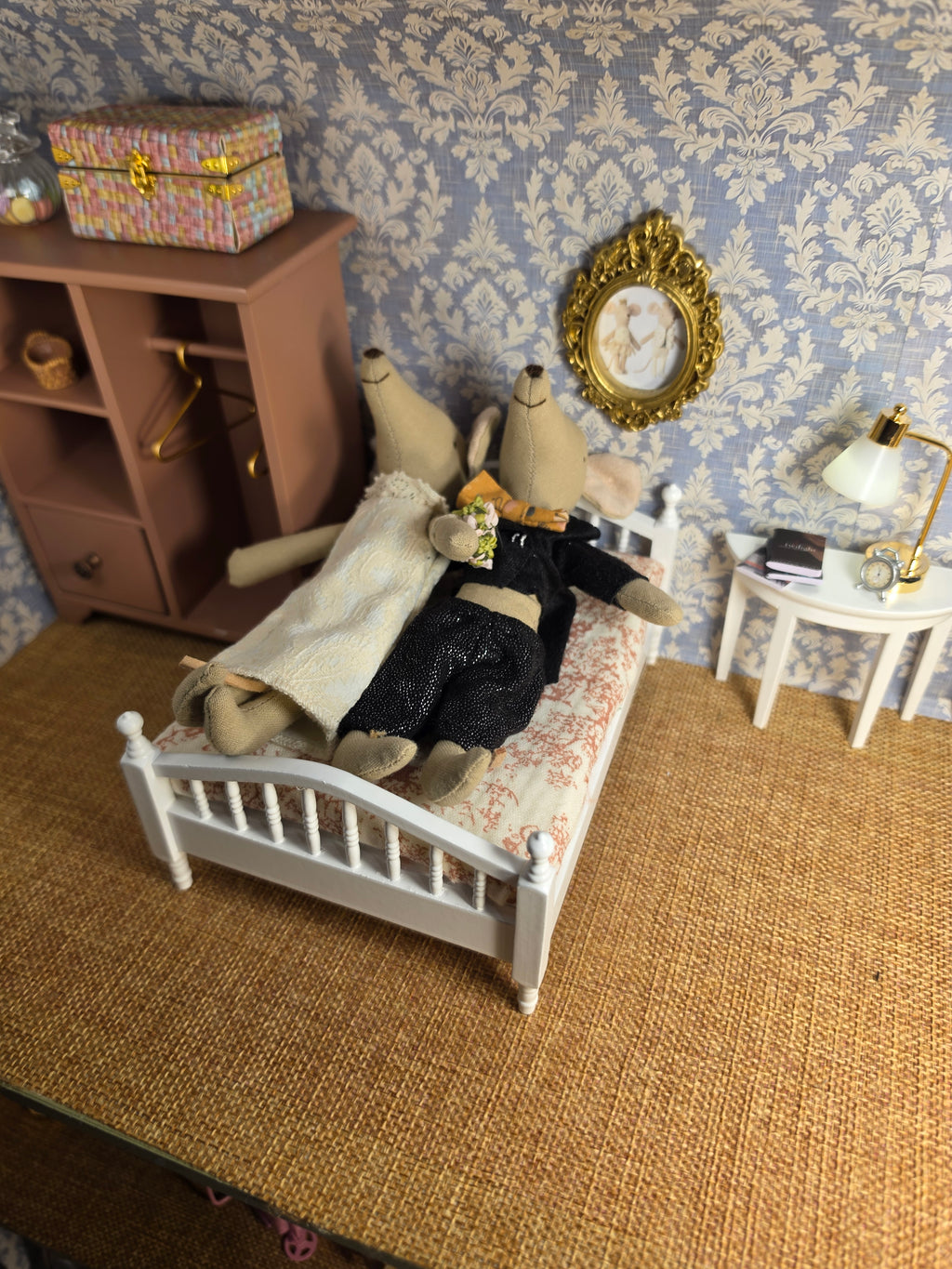 Lit double miniature en bois – Maison de poupée / Souris