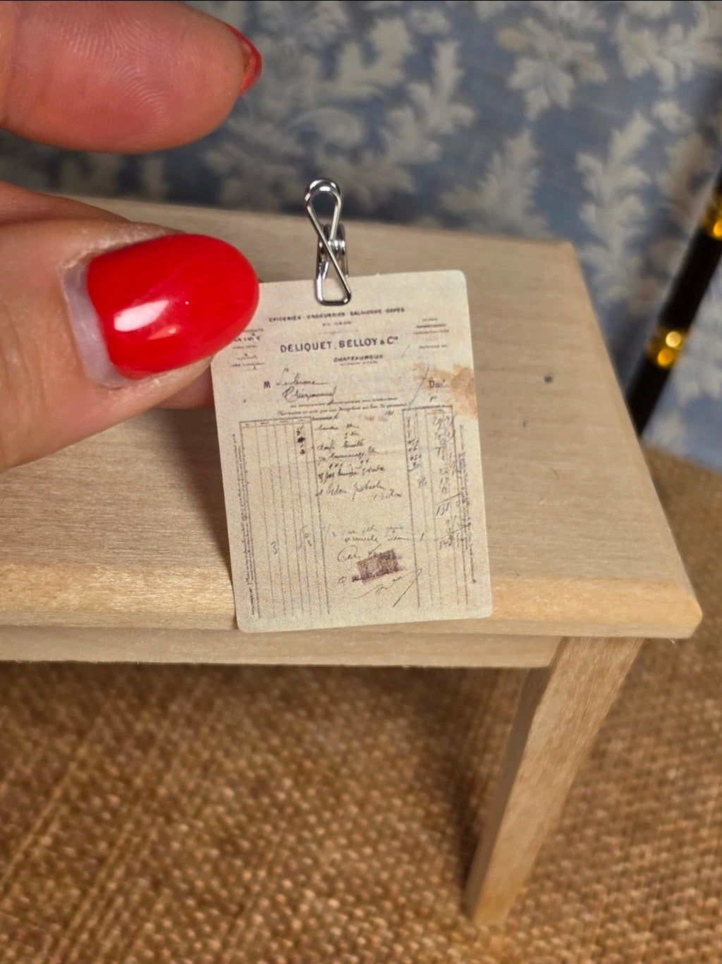 Mini facture vintage avec pince – Miniature maison de poupée 1/12