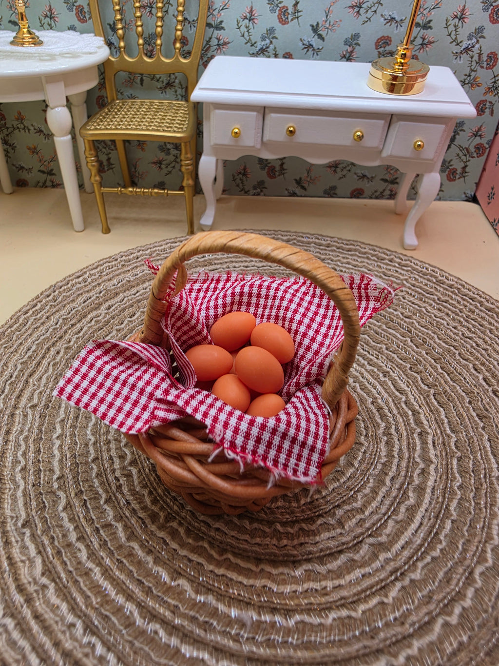 Petit panier en osier garni d'oeufs