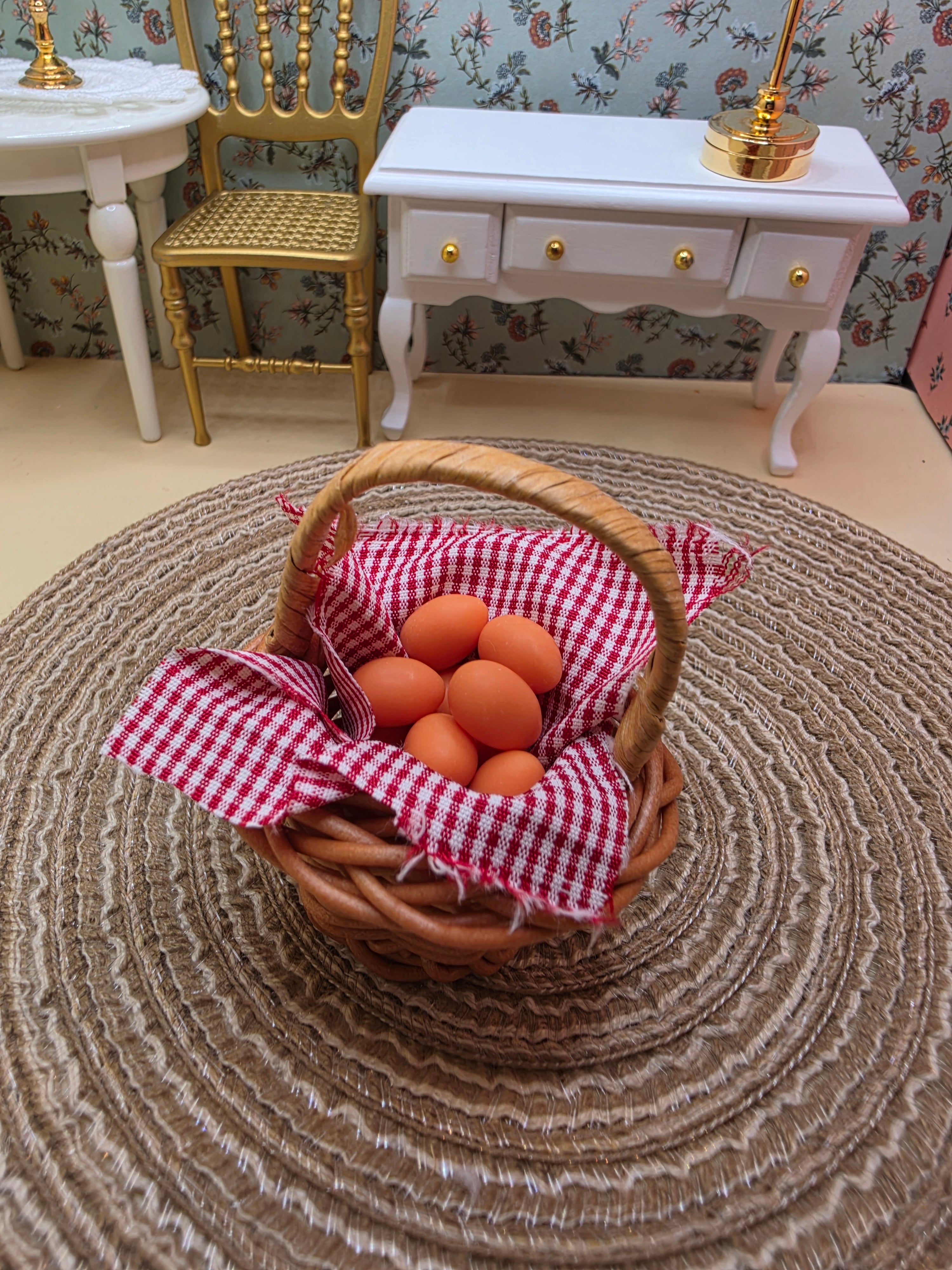 Petit panier en osier garni d'oeufs