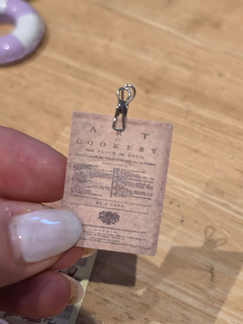 Mini facture vintage avec pince – Miniature maison de poupée 1/12