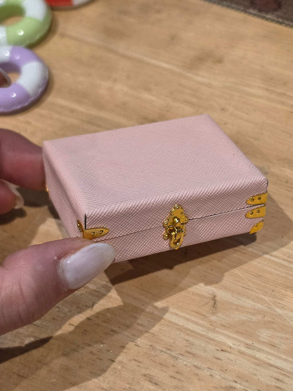 Petite valise miniature pour maison de poupée de 6 cm rose