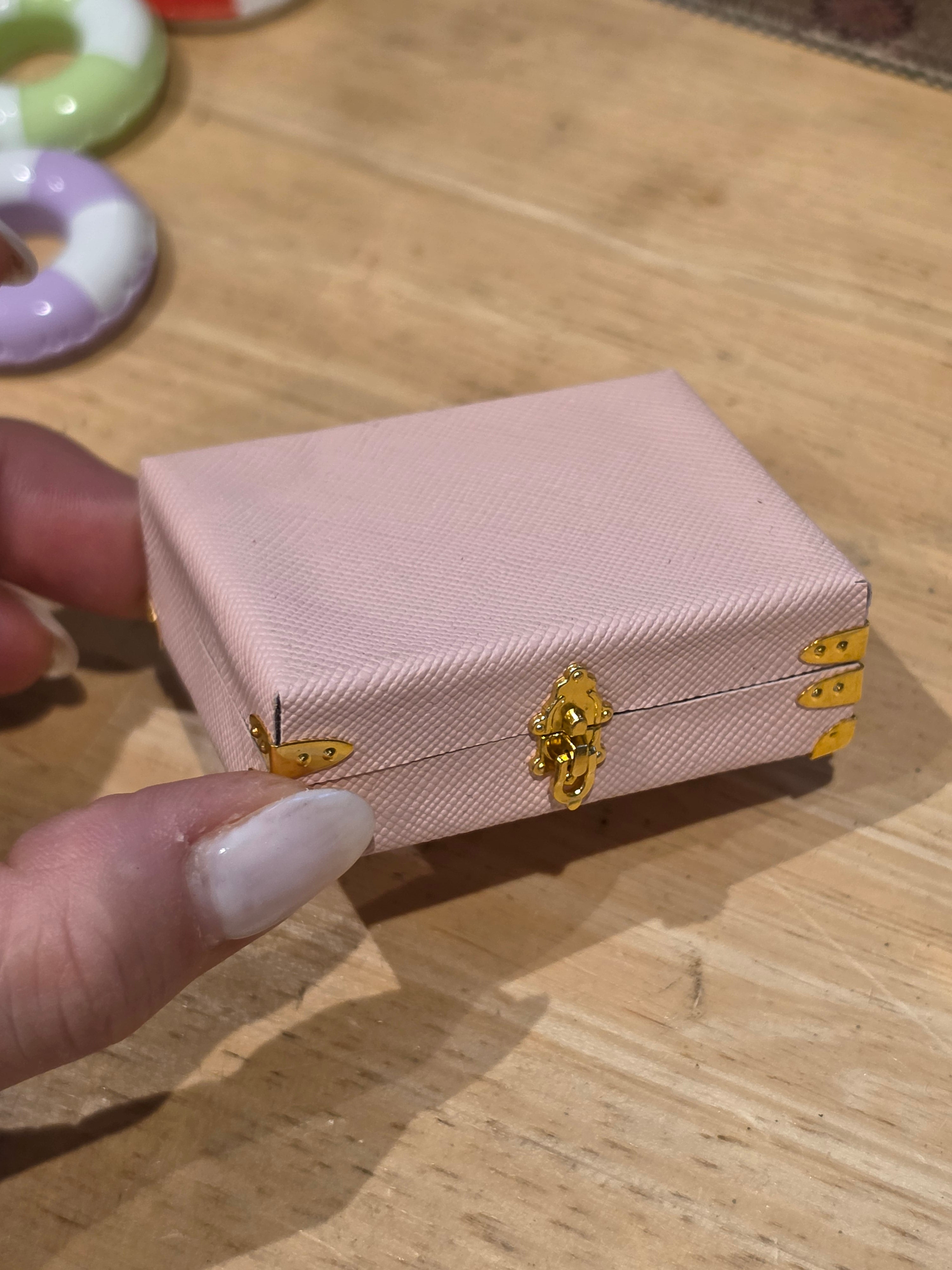 Petite valise miniature pour maison de poupée de 6 cm rose