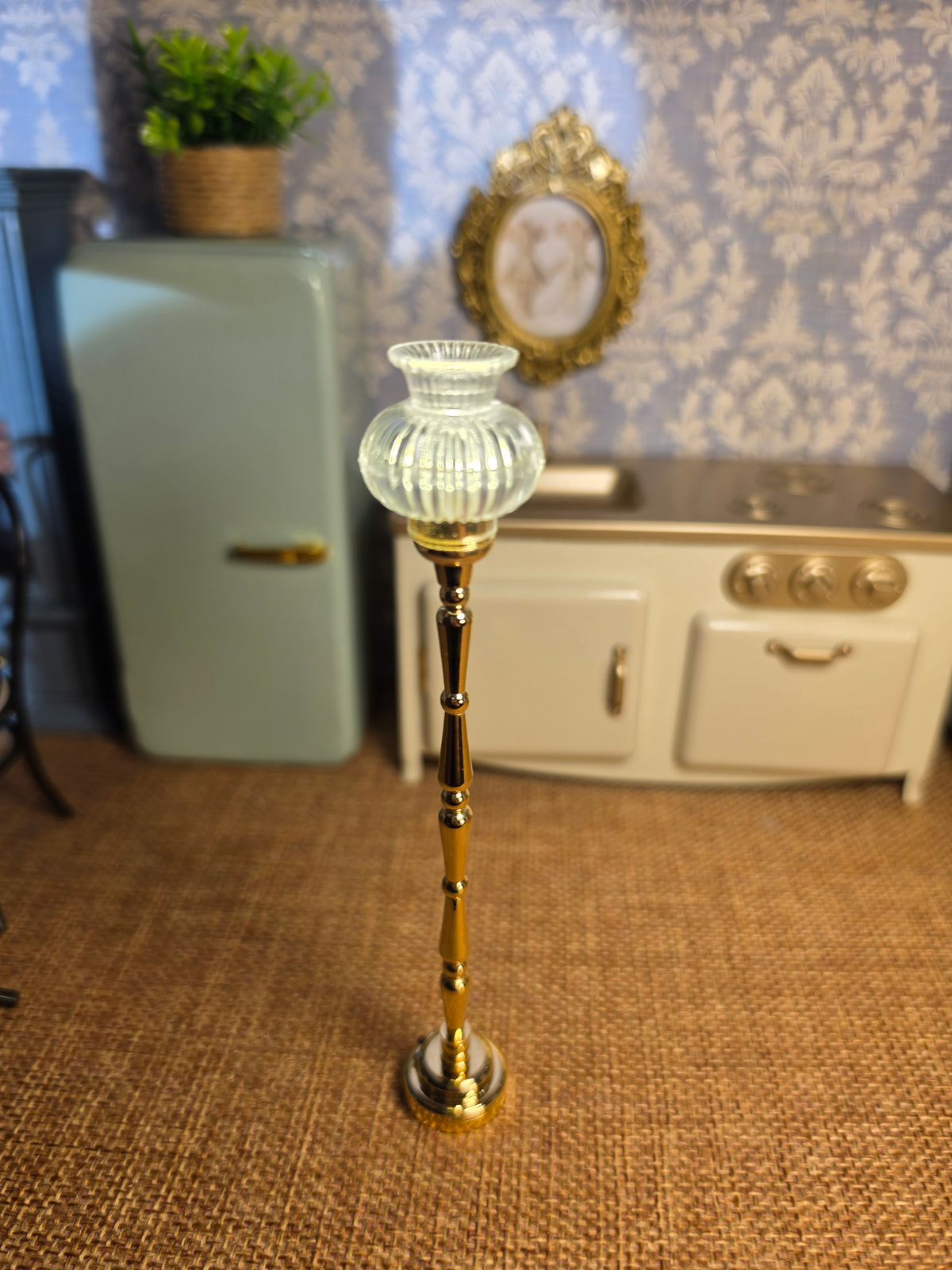 Lampe sur pied dorée lumineuse globe