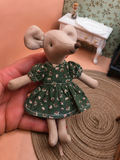Robe verte fleurie pour petite soeur souris