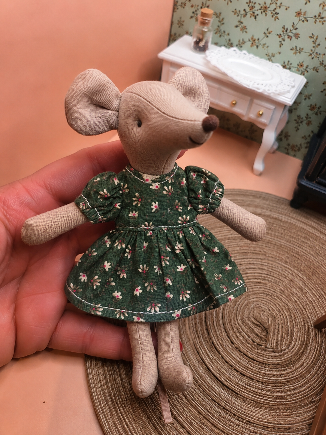 Robe verte fleurie pour petite soeur souris