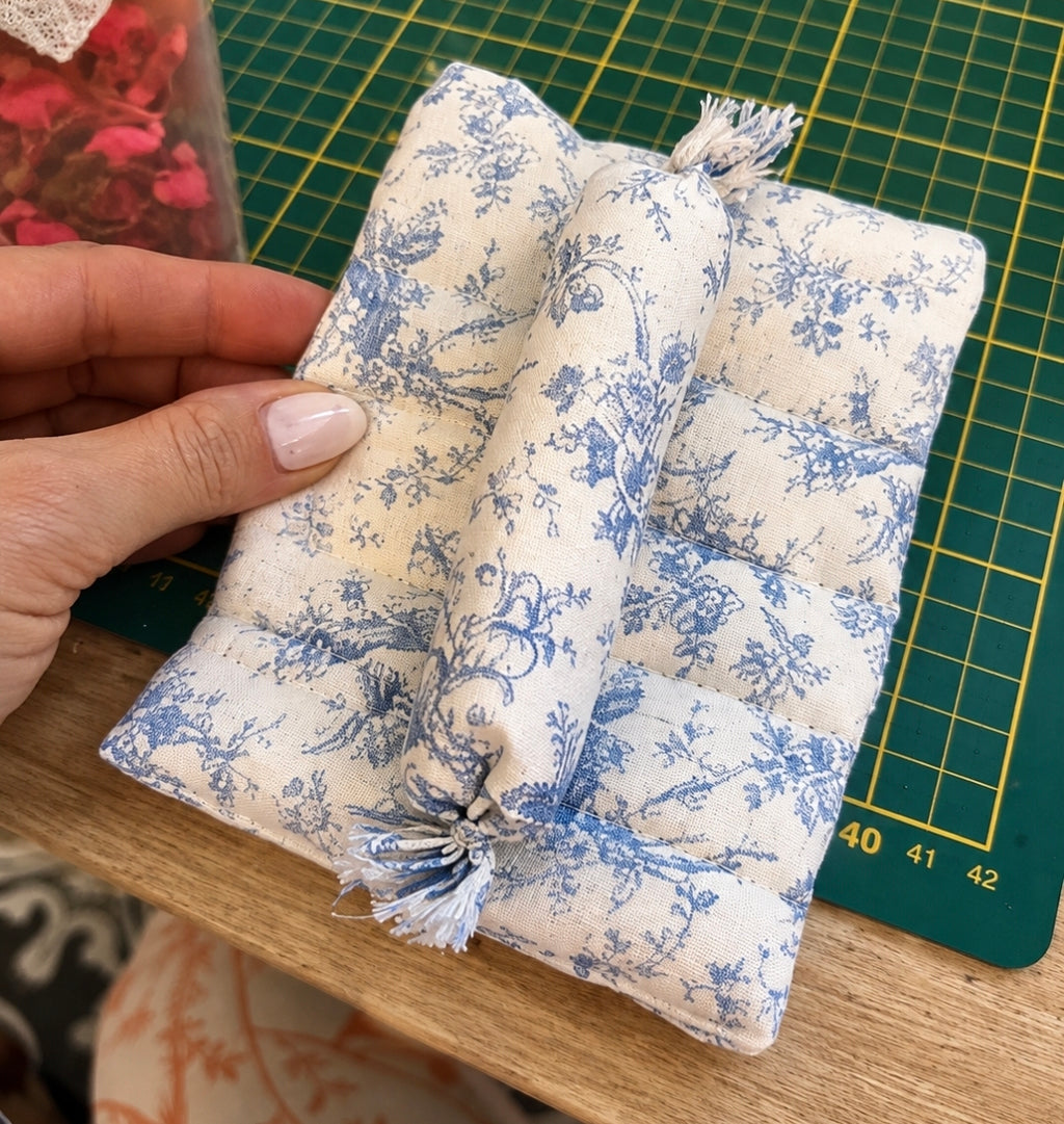 Couette miniature Toile de Jouy & traversin assorti – Échelle 1/12