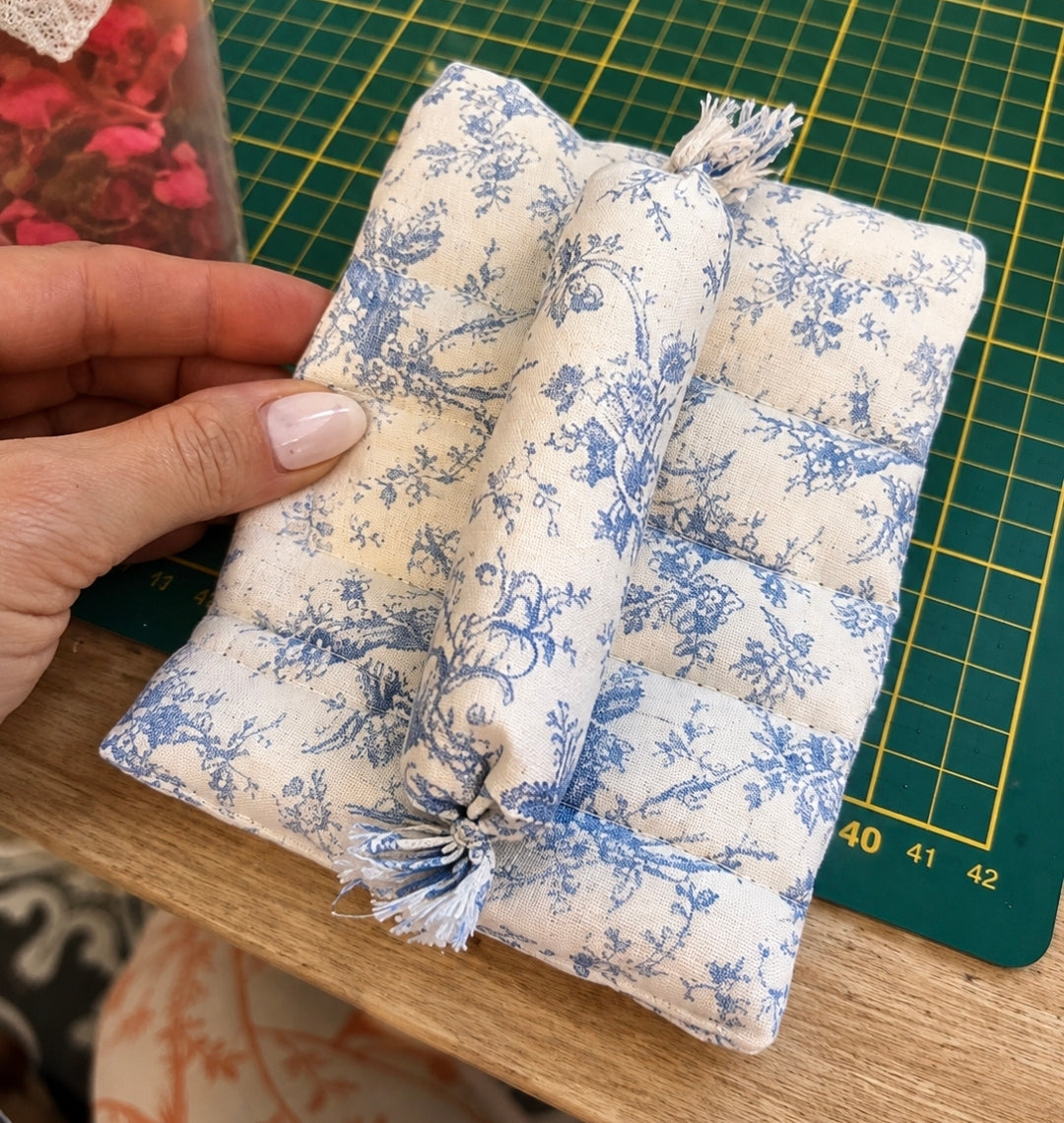 Couette miniature Toile de Jouy & traversin assorti – Échelle 1/12