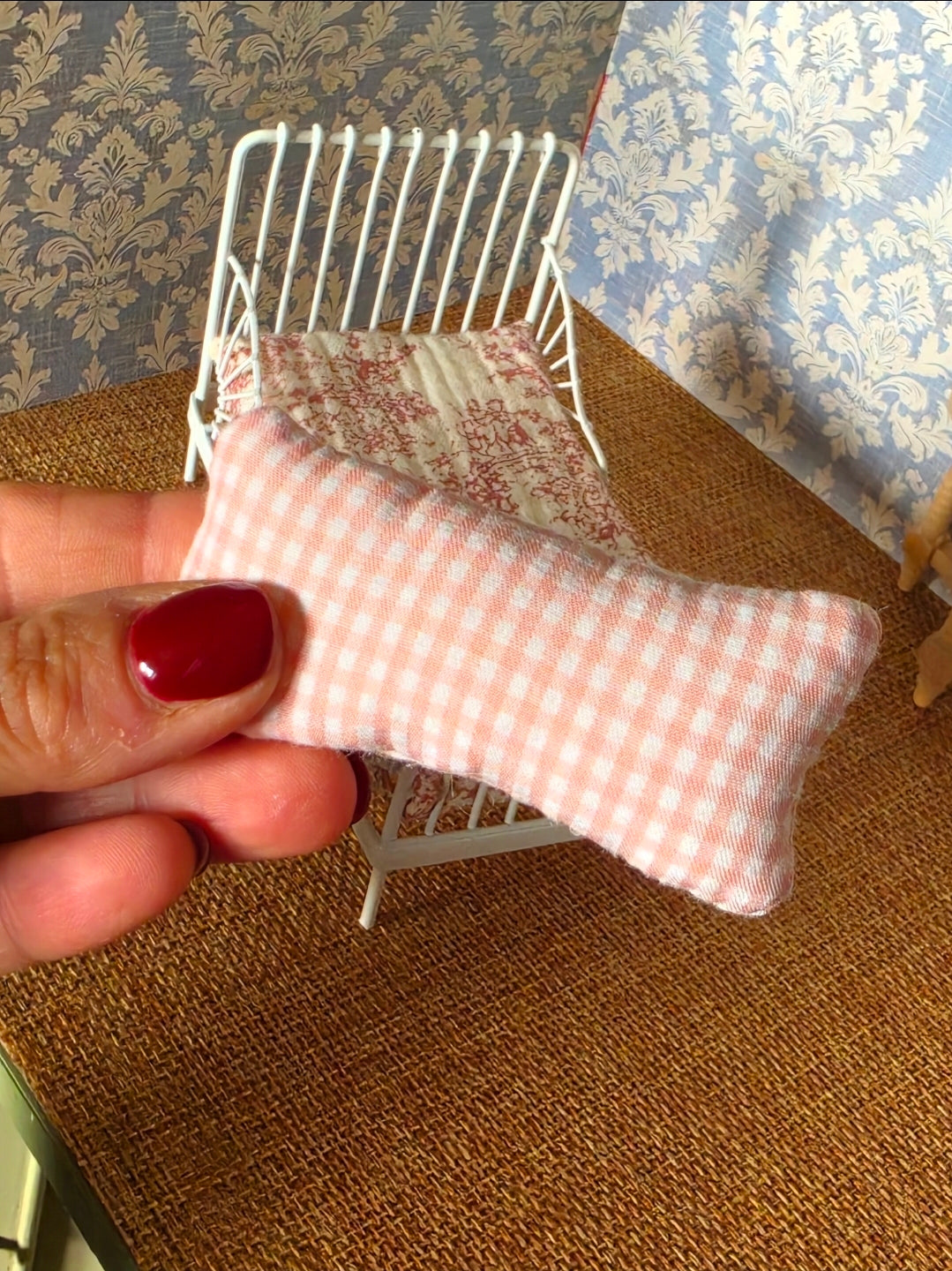 Coussin en vichy rose miniature pour maison de poupée