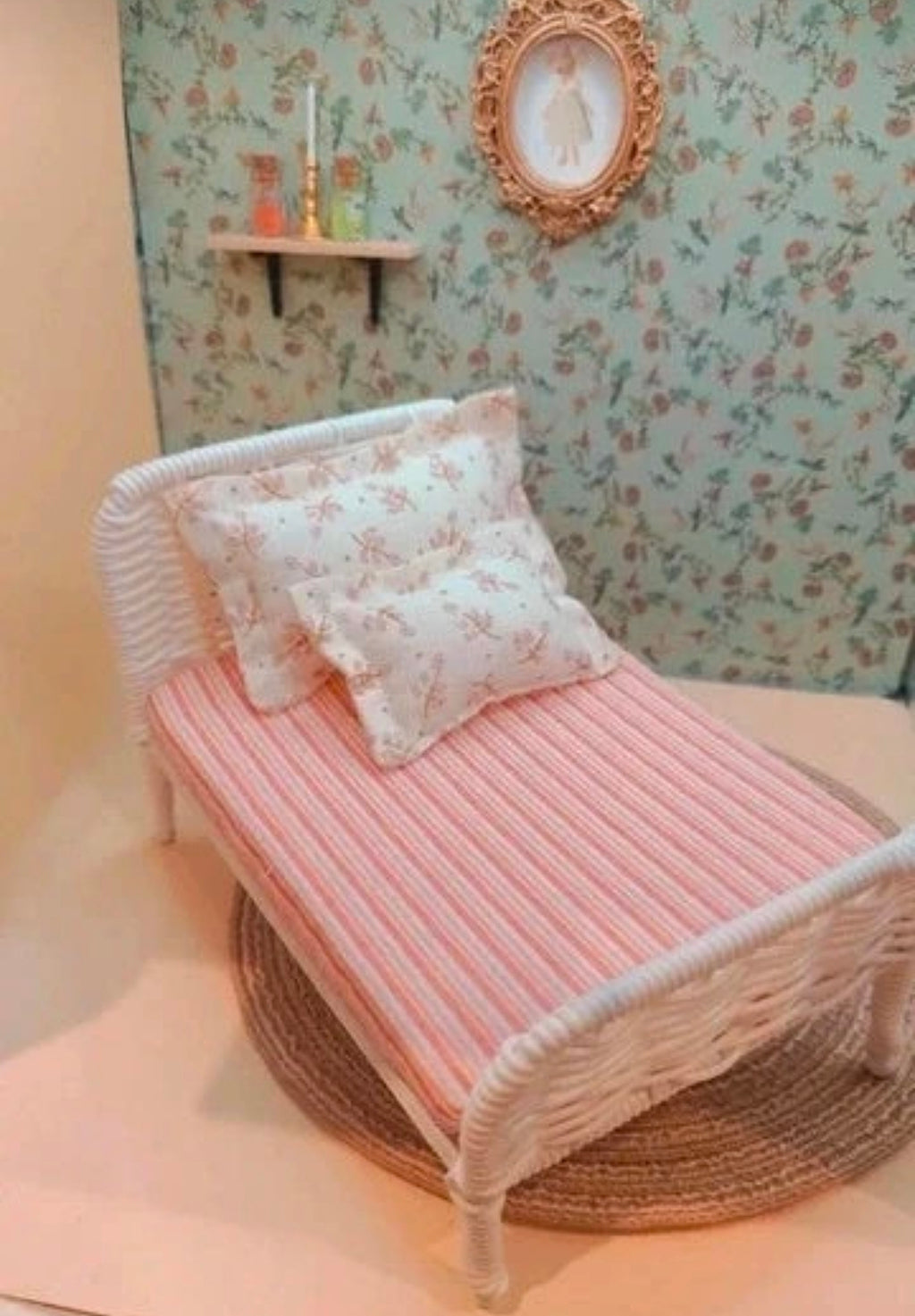 Lit double type osier et sa literie rose fluffy
