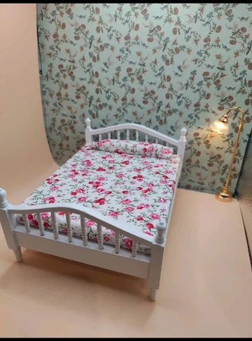 Lit double en bois avec matelas et traversin