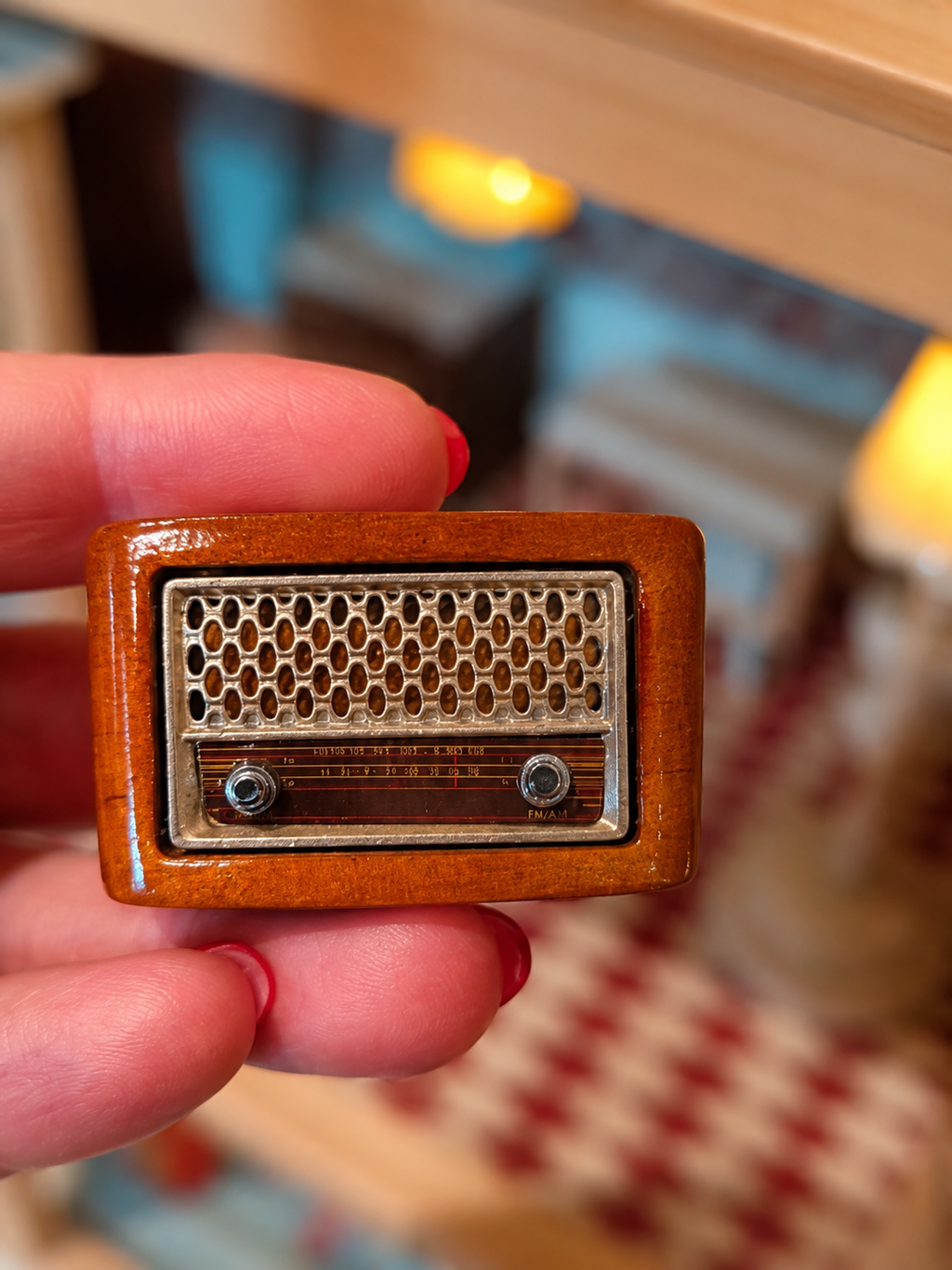 Mini radio vintage miniature en bois