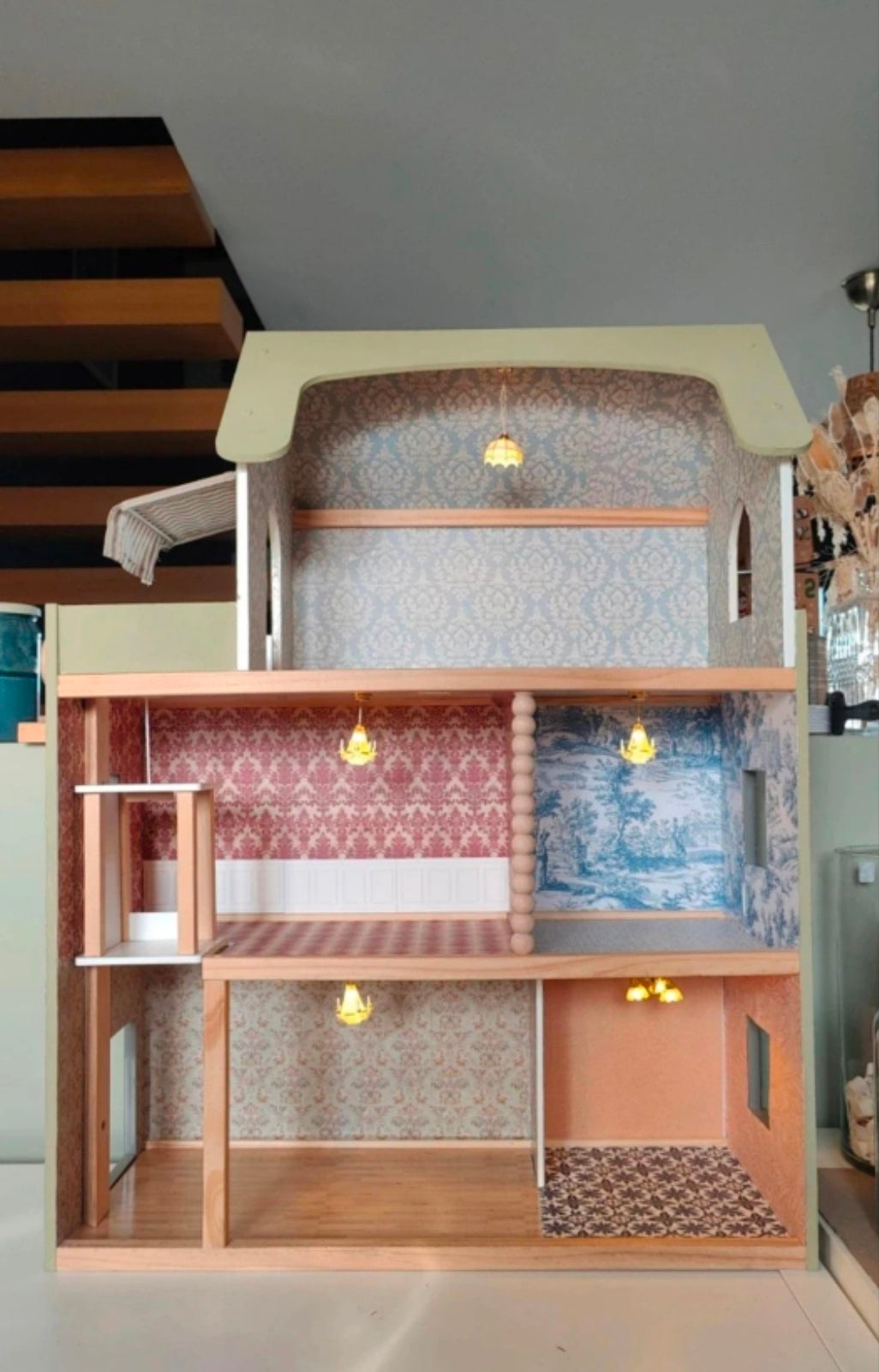 Maison de poupée rénovée & personnalisée